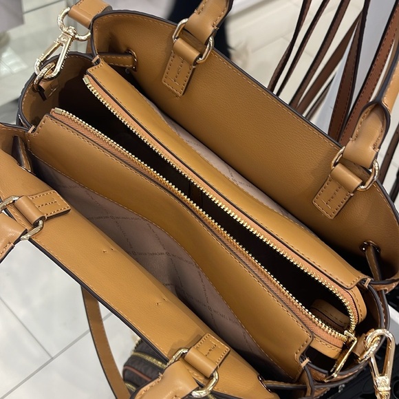 MICHAEL KORS
Reed Large Leather Belted Satchel Crossbody Handbag
Deer Crocodile - Picture 12 of 16